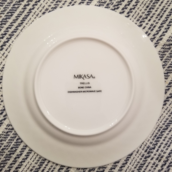 Mikasa Trellis White Appetizer Plates - Picture 2 of 6